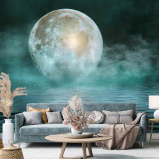 Fotobehang met een reflecterende volle maan boven het water in stijlvolle woonkamer.