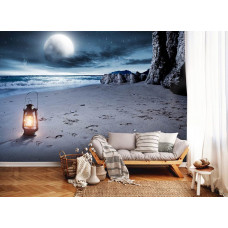 Fototapete mit Vollmond über Strand und Meer mit einer Laterne für das Wohnzimmer.