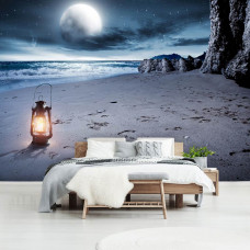 Fototapete mit Vollmond über Strand und Meer mit einer Laterne für das Schlafzimmer.