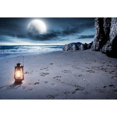 Fototapete mit Vollmond über Strand und Meer mit einer stimmungsvollen Laterne.