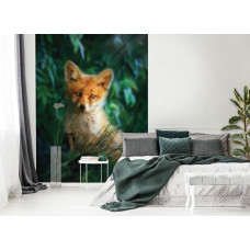 Eine Fototapete mit einem Fuchs in einem ruhigen Schlafzimmer.