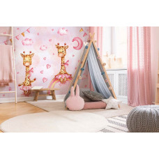 Eine Fototapete mit fröhlichen Giraffen in den Wolken mit einem Regenbogen in einem Kinderzimmer.