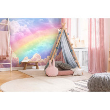 Fotobehang met een regenboog en dromerige roze wolken in een schattige meisjeskamer.