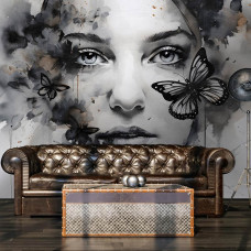 Eine Fototapete mit einem Kunstgemälde einer Frau und eines Schmetterlings in einem Porträt auf Tapete in einem stilvollen Wohnzimmer.