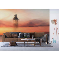 Eine Fototapete mit einem Leuchtturm im Abendlicht in einem Wohnzimmer mit Vliestapete.