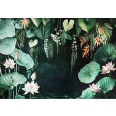 Fotobehang met waterlelies op een rustige vijver, omringd door tropisch groen en weelderige bladeren.