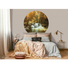 Ein Wandkreis mit einem Wasserfall in einem Herbstwald, geeignet für ein beruhigendes Schlafzimmer.