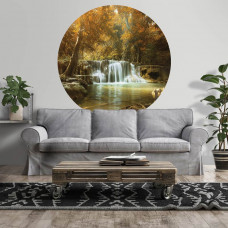 Ein Wandkreis mit einem Wasserfall in einem Herbstwald, geeignet für ein stimmungsvolles Wohnzimmer.