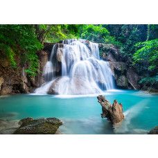 Fotobehang met waterval in tropisch landschap met blauwe lucht en groene planten