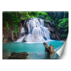 Fotobehang met waterval in tropisch landschap met blauwe lucht en groene planten