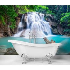 Fotobehang met waterval in tropisch landschap met blauwe lucht en groene planten