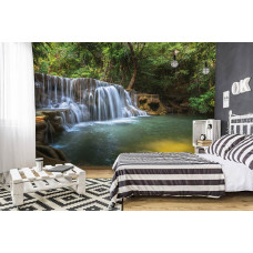 Eine Fototapete mit einem Wasserfall im Dschungel für das Jugendzimmer.