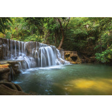 Wasserfall im Wald, ein Dschungelthema auf Fototapete.
