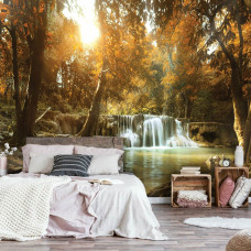 Eine Fototapete mit einem Wasserfall in einem Herbstwald mit Bäumen und einem Baum im Schlafzimmer.