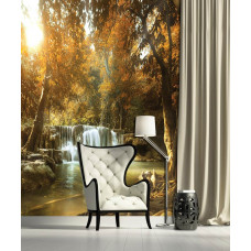 Eine Fototapete mit einem Wasserfall in einem Herbstwald mit Bäumen und einem Baum im Wohnzimmer und Wohnraum.