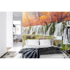 Eine warme Fototapete mit natürlichen Herbsttönen und einem Wasserfall, ideal für ein Schlafzimmer.