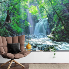 Eine atemberaubende Fototapete von einem Wasserfall in einem sonnigen Regenwald, geeignet für ein Wohnzimmer.