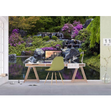 Ein Fototapet von einem Wasserfall in einem Japanischen Garten in Montreal in einem Büro mit Airtex und Vliesbehang.