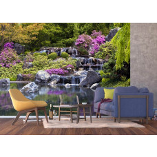 Ein Fototapet von einem Wasserfall in einem Japanischen Garten in Montreal in einem Wohnzimmer mit Vliesbehang.