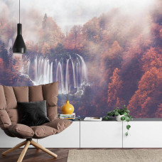 Eine stimmungsvolle Fototapete mit einem Wasserfall in einem nebligen Herbstwald, ideal für ein Wohnzimmer.