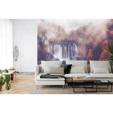 Eine inspirierende Fototapete mit einem Wasserfall, umgeben von Nebel und Herbstfarben, ideal für ein Wohnzimmer.