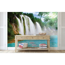 Eine Fototapete mit einem Wasserfall im Dschungel-Thema, ideal für das Wohnzimmer.