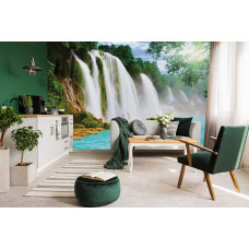 Eine Fototapete mit einem Wasserfall im Dschungel, perfekt für das Wohnzimmer.