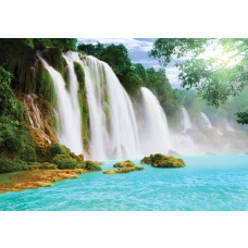 Fototapete mit einem Wasserfall im Dschungel, umgeben von dichter Vegetation.