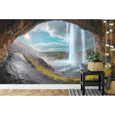 Eine natürliche Fototapete mit einem Wasserfall und einer magischen Atmosphäre in einer Höhle, ideal für ein Wohnzimmer.