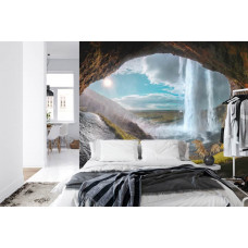 Eine inspirierende Fototapete mit einem Wasserfall in einer verwunschenen Höhle mit Sonnenlicht, ideal für ein Schlafzimmer.
