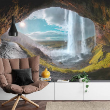 Eine magische Fototapete mit einer 3D-Wiedergabe eines Wasserfalls und Sonnenlicht, das durch eine Höhle strömt, ideal für ein Wohnzimmer.