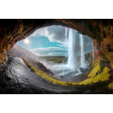 Fototapete mit einem magischen Wasserfall mit 3D-Effekt, der aus einer Höhle fließt und von der Sonne beleuchtet wird.