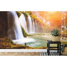 Eine beruhigende Fototapete von Wasserfällen umgeben von natürlichen Elementen, ideal für ein Büro.