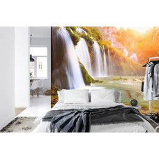 Eine stimmungsvolle Fototapete von Wasserfällen in Harmonie mit der Natur, geeignet für ein Schlafzimmer.
