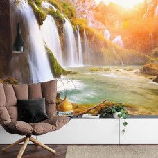 Eine atemberaubende Fototapete von natürlichen Wasserfällen, perfekt für ein Wohnzimmer.