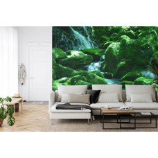 Eine natürliche Fototapete von Wasserfällen, umgeben von Felsformationen, perfekt für ein Wohnzimmer.