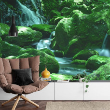 Eine beeindruckende Fototapete von Wasserfällen zwischen Felsen in einer schönen natürlichen Umgebung, perfekt für ein Wohnzimmer.