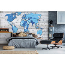 Eine Fototapete mit einer Weltkarte auf hölzernem Hintergrund in Blautönen, geeignet für ein Schlafzimmer.