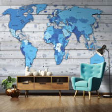 Eine Fototapete mit einer blauen Weltkarte auf Holz, ideal für ein Wohnzimmer.