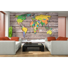 Eine Fototapete mit einem Holzhintergrund und einer Weltkarte in verschiedenen Farben.