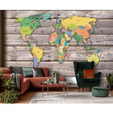 Eine Fototapete mit einer bunten Weltkarte, perfekt für das Wohnzimmer.