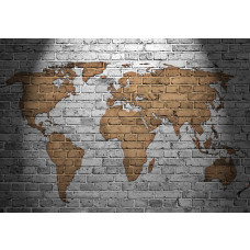 Weltkarte auf einer Steinwand, abstrakt dargestellt in Gold und Grau für einen coolen Look.