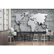 Eine Fototapete mit einer Weltkarte auf einem Hintergrund aus Beton und Silber für das Büro.