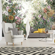 Eine Fototapete mit einem wilden Garten mit Blumen für das Wohnzimmer.