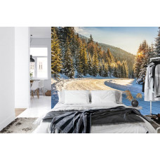 Eine Fototapete mit einem malerischen Sonnenaufgang in einem schneebedeckten Wald, ideal für ein Schlafzimmer.