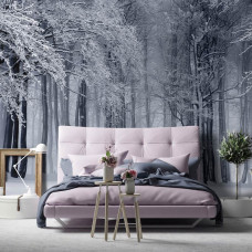 Eine Fototapete eines Winterwaldes mit Schnee und Bäumen im Schlafzimmer.