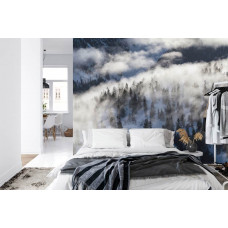Eine Fototapete mit einer magischen Winterlandschaft mit Schnee und Nebel, ideal für ein Schlafzimmer.