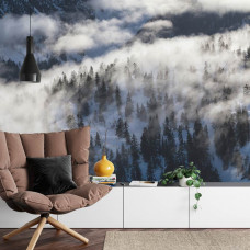 Eine Fototapete mit einem beruhigenden Bild eines verschneiten Waldes und Bergen, geeignet für ein Wohnzimmer.