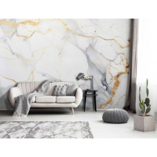 Eine Fototapete mit weißem und goldenem Marmor in einem stilvollen Wohnzimmer.