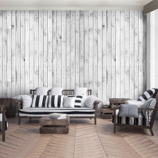 Eine Fototapete mit weißen Holzregalen und einer warmen braunen Wand.